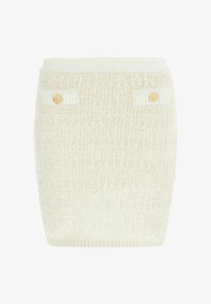 Mini-jupe blanche en tricot avec une finition texturée, dotée de deux poches latérales ornées de boutons dorés. Tissu doux et coupe ajustée.