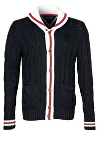 Mörkblå kabelstickad cardigan med vit och röd sjalkrage, femknapsstängning och två framfickor, samt randiga detaljer på ärmarna.