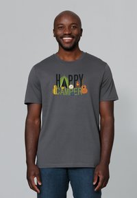 Grijze t-shirt met korte mouwen met de tekst "HAPPY CAMPER" en grafische afbeeldingen met kampeerthema, waaronder een tent, kompas en gitaar.
