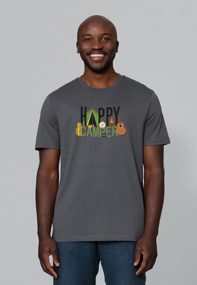 Grijze t-shirt met korte mouwen met de tekst "HAPPY CAMPER" en grafische afbeeldingen met kampeerthema, waaronder een tent, kompas en gitaar.