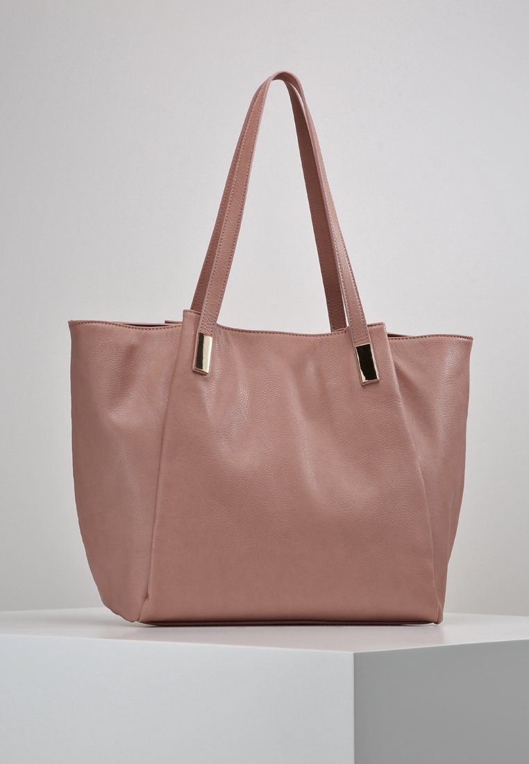 Borsa tote in pelle rosa con una texture morbida, forma rettangolare e due lunghe maniglie. Presenta dettagli in metallo dorato.
