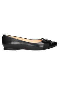 Pantofole ballerine in pelle nera con punta rotonda, dotate di una cappetta nera lucida, un fiocco decorativo sulla parte frontale e una suola bassa e liscia.