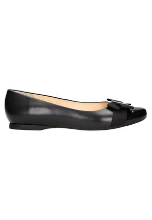 Schwarze Leder-Ballettschuhe mit runder Zehenform, ausgestattet mit einer glänzenden schwarzen Kappe, einer Schleifenapplikation auf der Vorderseite und einer niedrigen, glatten Sohle.