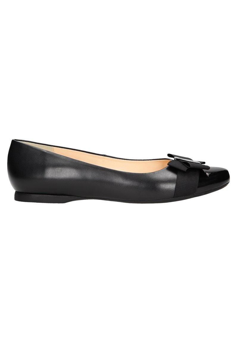 Pantofole ballerine in pelle nera con punta rotonda, dotate di una cappetta nera lucida, un fiocco decorativo sulla parte frontale e una suola bassa e liscia.