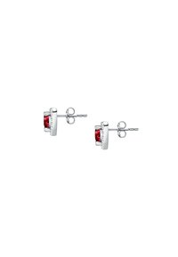 Orecchini a cerchio in argento con gemme rosse circondate da piccoli accenti trasparenti, con una finitura lucida e un design di chiusura semplice.