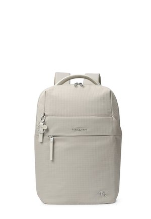 Mochila rectangular de color beige claro con bolsillo delantero con cremallera, asa superior, correas para los hombros y pequeños logotipos de metal de la marca en el frente.