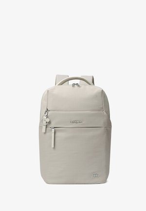 Mochila rectangular de color beige claro con bolsillo delantero con cremallera, asa superior, correas para los hombros y pequeños logotipos de metal de la marca en el frente.