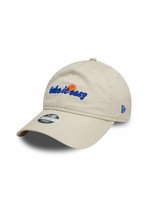 Gorra de béisbol de algodón beige con bordado en azul que dice "tómalo con calma" y un gráfico de sol. Cuenta con visera curvada y correa trasera ajustable.
