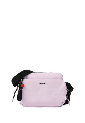 Lyse lilla Hedgren crossbody taske med sort justerbar rem og lynlåstræk på hvid baggrund.