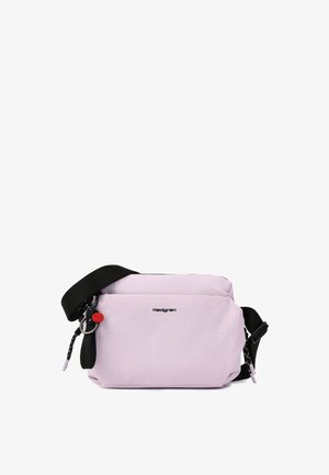 Lyse lilla Hedgren crossbody taske med sort justerbar rem og lynlåstræk på hvid baggrund.