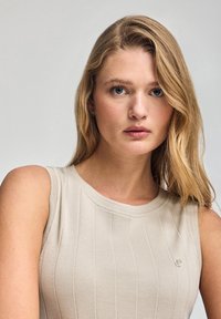 Polo Club SLEEVELESS MONOGRAM - Vestito di maglina - beige