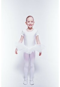 Weißes Ballettkostüm mit kurzen Ärmeln, einem flauschigen Tüllrock und weißen Strumpfhosen. Silberne Ballettschuhe runden das Outfit ab.