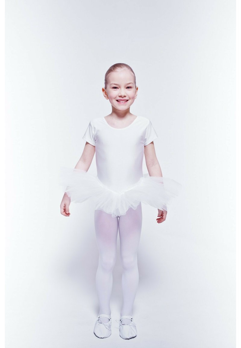 Weißes Ballettkostüm mit kurzen Ärmeln, einem flauschigen Tüllrock und weißen Strumpfhosen. Silberne Ballettschuhe runden das Outfit ab.