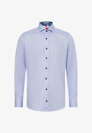 Helles blaues Langarmhemd aus strukturiertem Stoff, mit einem gemusterten Innenkragen und dunklen Knöpfen an der Vorderseite.