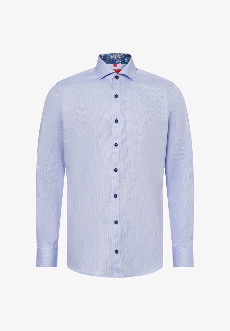 Helles blaues Langarmhemd aus strukturiertem Stoff, mit einem gemusterten Innenkragen und dunklen Knöpfen an der Vorderseite.