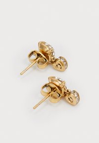 Gouden stud oorbellen met een gebogen ontwerp en heldere rhinestone accenten. Inclusief een post achter voor veilige bevestiging.