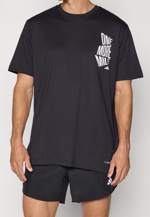 Zwart katoenen T-shirt met korte mouwen, voorzien van een witte grafische print "ONE MORE MILE" aan de linkerzijde, gecombineerd met zwarte shorts.