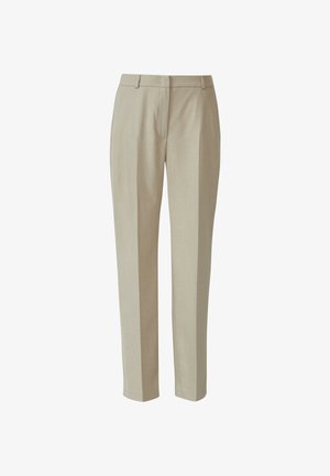 Beżowe spodnie szyte na miarę o prostym kroju. Posiadają gładki przód, klasyczny pas i subtelną fakturę. Brak widocznych kieszeni lub zdobień.