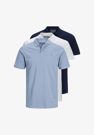 Polo-shirts en bleu clair, blanc et marine ; fabriqués en coton, à manches courtes, col classique, logos à l'intérieur du col, design basique.