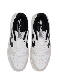 Witte sportieve schoenen met zwarte accenten, met een bovenwerk van suede en leer, ronde neus, geperforeerde details en platte veters.