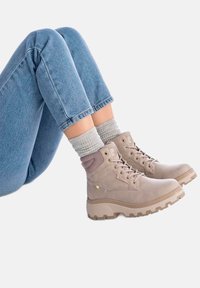 XTI Botines con cordones - beige