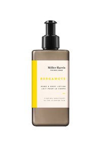 Braune Kunststoffpumpflasche mit Bergamote Hand- und Körperlotion, mit gelbem und weißem Etikett sowie schwarzem Text, glatte Textur und gebogene Basis.