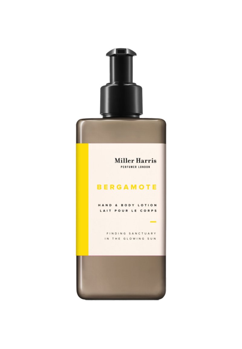 Braune Kunststoffpumpflasche mit Bergamote Hand- und Körperlotion, mit gelbem und weißem Etikett sowie schwarzem Text, glatte Textur und gebogene Basis.