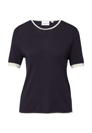 Schwarzes Strickoberteil mit kurzen Ärmeln und weißem Saum am rundem Ausschnitt, an den Ärmelsäumen und am Saum, mit einem COMMA Markenlabel im Krageninnenbereich.