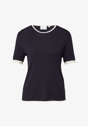 Schwarzes Strickoberteil mit kurzen Ärmeln und weißem Saum am rundem Ausschnitt, an den Ärmelsäumen und am Saum, mit einem COMMA Markenlabel im Krageninnenbereich.