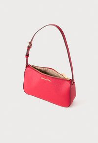 Sac à main en cuir rouge avec une finition texturée, fermeture éclair dorée et une bandoulière réglable. Présente un logo à l'avant et une forme rectangulaire compacte.