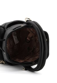 Borsa nera realizzata in materiale texturizzato, con chiusura a zip, interno spazioso con fodera marrone e una tasca a rete.