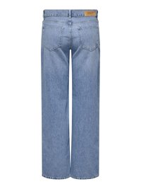 Svetlomodré široké džínsy s dvoma zadnými vreckami a koženou značkovou etikietou na opasku.