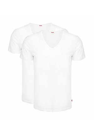 Twee eenvoudige witte V-hals T-shirts met korte mouwen, opgestapeld, elk met een klein rood Levi's-logo label bij de kraag en de zijnaad.