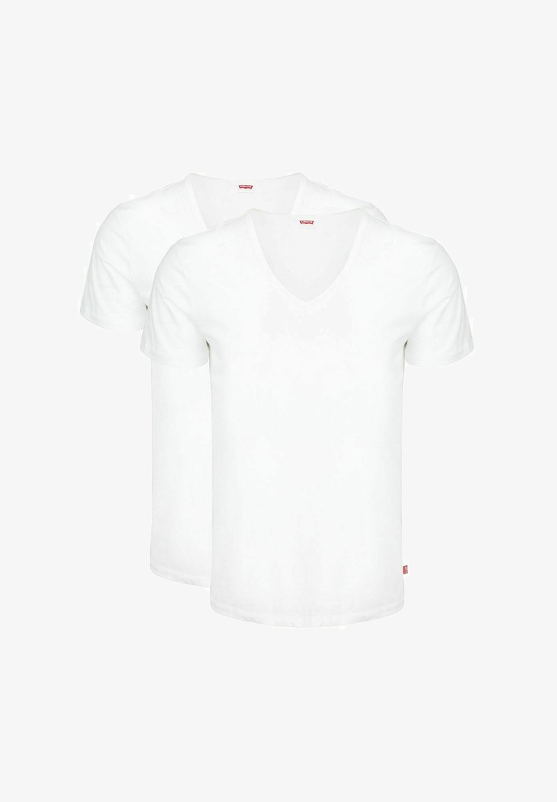 Deux t-shirts blancs unis à col en V et manches courtes superposés, chacun avec une petite étiquette logo Levi's rouge à la couture du col et sur la couture latérale.