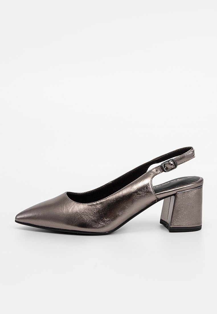 Chaussure à talon haut type slingback en cuir métallique bronze. Présente un embout pointu et un talon épais. Accent simple en boucle sur la sangle.