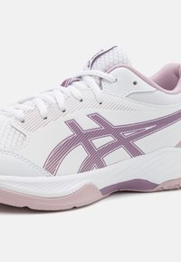 Hvid og lyse lilla ASICS atletiksko med mesh-overdel, snørebånd foran og tekstureret sål på en ensfarvet hvid baggrund.