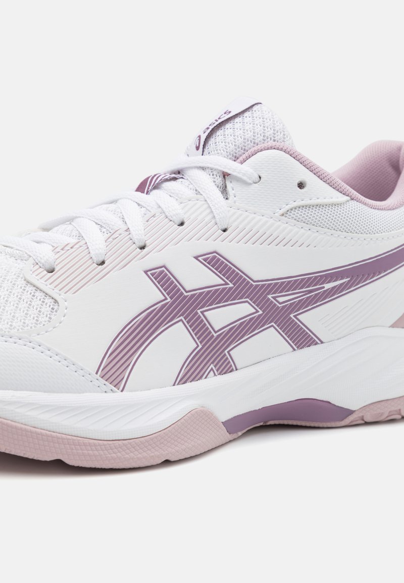 Witte en lichtpaarse ASICS sportief schoen met een bovenwerk van mesh, vetersluiting aan de voorkant en een gestructureerde zool op een plain witte achtergrond.