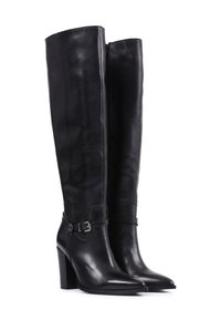 Bottes en cuir noir montant jusqu'au genou avec un bout pointu, un talon étroit et un accent décoratif de boucle à la cheville. Texture lisse.