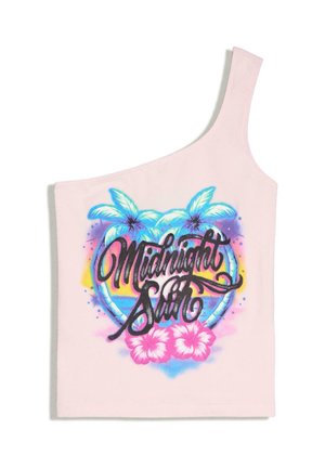Lichtroze one-shoulder top met kleurrijke afbeelding van twee palmbomen, roze hibiscusbloemen en de tekst "Midnight Sun" in vet schrift.