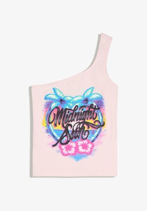Lichtroze one-shoulder top met kleurrijke afbeelding van twee palmbomen, roze hibiscusbloemen en de tekst "Midnight Sun" in vet schrift.