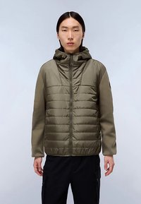 Olivgrüne Jacke mit Reißverschluss vorne, Kapuze und einer Kombination aus gesteppter und glatter Stoffe. Verfügt über gepolsterte Bereiche und weiche Ärmel.