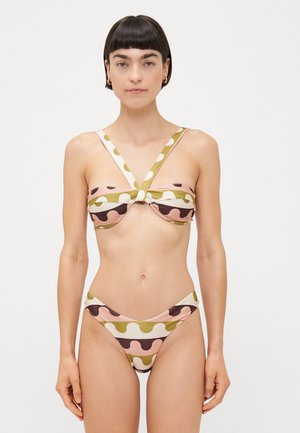 Bikini komplekts ar mezglotu, rakstainu augšu, kurā ir rozā, zaļas un brūnas viļņotas formas. Apakša ir zema, ar V-veida griezumu.