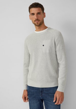 Lichtgrijze gebreide trui met lange mouwen en een ronde hals, met een gestructureerd patroon en een borstzak met een knoopaccent.