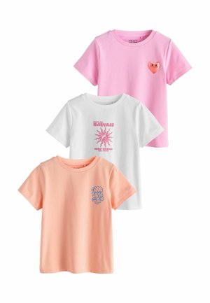 Tre t-shirts med korte ærmer: pink med et hjertegrafik, hvid med en lyserød sol og tekst, ferskenfarvet med blå "Good Days" tekst på venstre bryst.