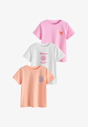 Tre t-shirts med korte ærmer: pink med et hjertegrafik, hvid med en lyserød sol og tekst, ferskenfarvet med blå "Good Days" tekst på venstre bryst.