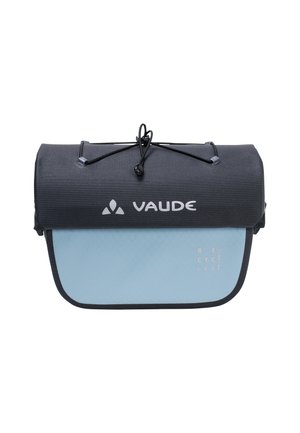 Vaude Umhängetasche mit einem schwarzen wasserdichten Oberteil und einem hellblauen Boden, der ein strukturiertes Muster und den Text "RECYCLED" aufweist.