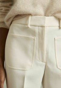 Reiss PRIYA HIGH-RISE FLARED - Pantalones - cream