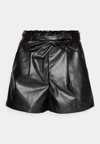 Pantalones cortos de imitación cuero negros con una cintura alta, cinturilla elástica y un detalle de lazo atado en la parte delantera. Cuenta con pliegues y bolsillos laterales.