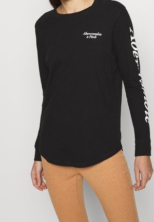 Zwarte longsleeve t-shirt met ronde hals, voorzien van het witte "Abercrombie & Fitch" logo op de borst en de mouw. Casual fit, zachte stof.