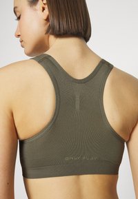 ONLY Play ONPMARTINE SEAMLESS BRA OPUS - Sportski grudnjak sa srednje jakom potporom - dusty olive